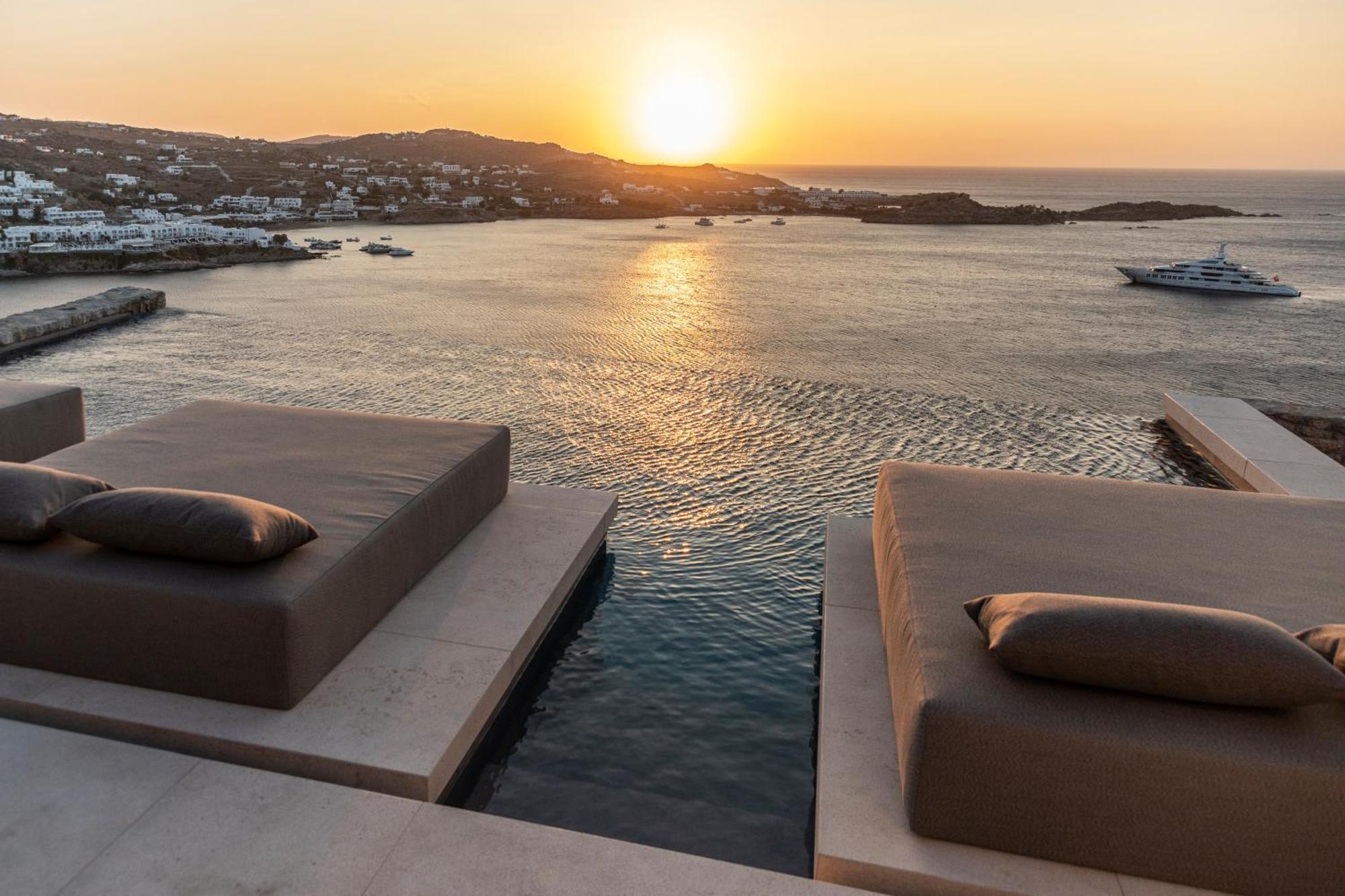 The Skyvilla Mykonos - A Landmark Property With Breathtaking Views Of The Psarou Bay *